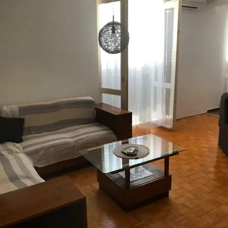 Hugo Apartment *
